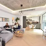 Enjoy A Premium Downtown In A Brand-new Art Deco Building! Free Parking! Apartment