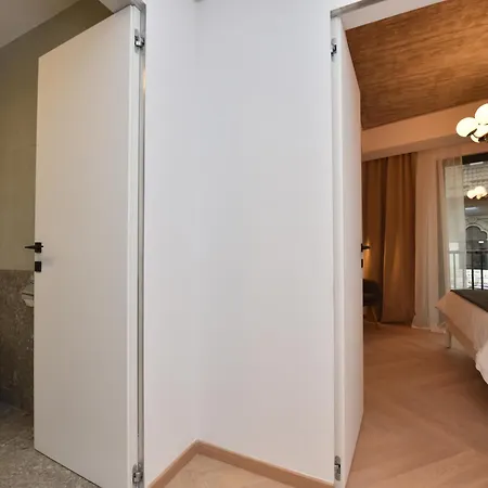 Enjoy A Premium Downtown In A Brand-new Art Deco Building! Free Parking!