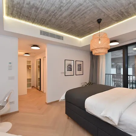 Enjoy A Premium Downtown In A Brand-new Art Deco Building! Free Parking! *