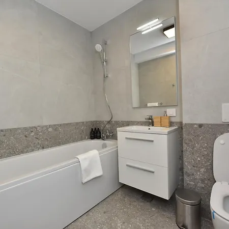 Enjoy A Premium Downtown In A Brand-new Art Deco Building! Free Parking! * Bükreş