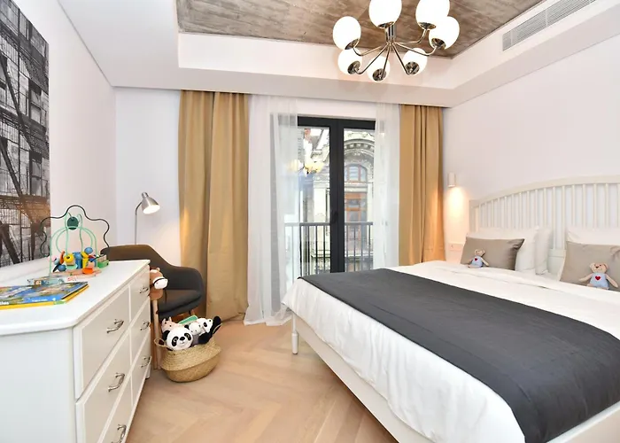 Enjoy A Premium Downtown In A Brand-new Art Deco Building! Free Parking!