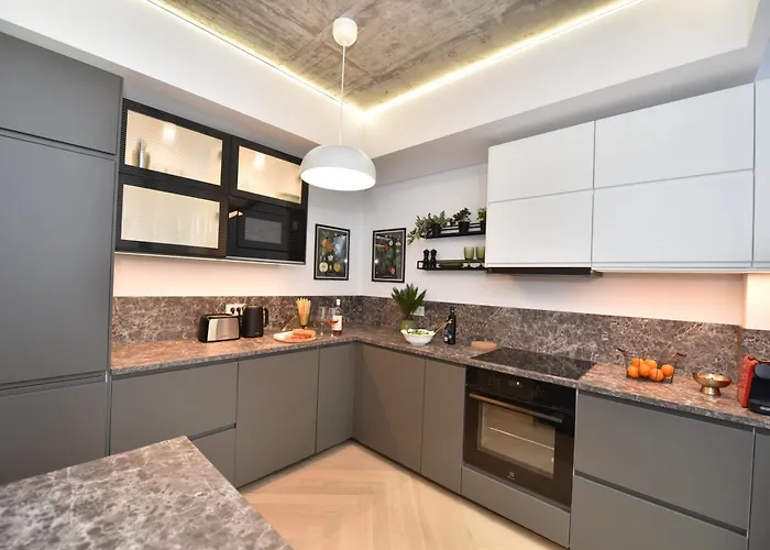 Enjoy A Premium Downtown In A Brand-new Art Deco Building! Free Parking! Βουκουρέστι